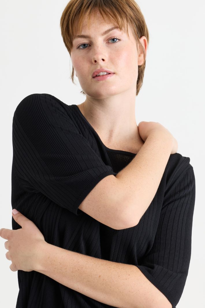 Short-sleeved ribbed top - BLACK - Intrend - 3