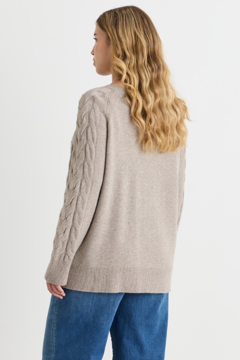 Maglia con trecce e punti a rilievo