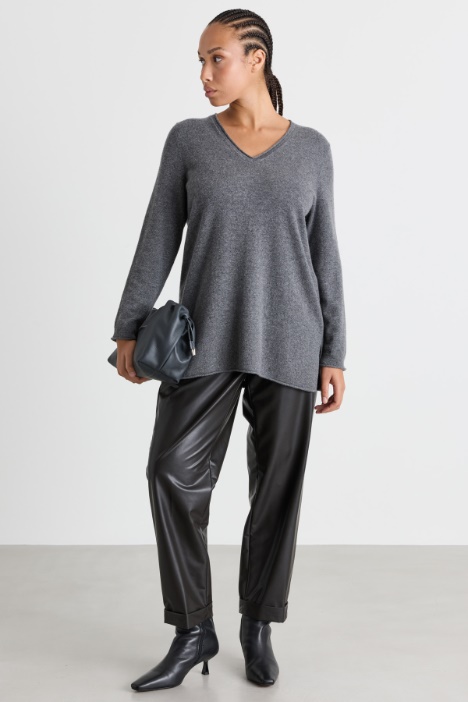 Ausgestellter Pullover mit Seitenschlitzen - Intrend