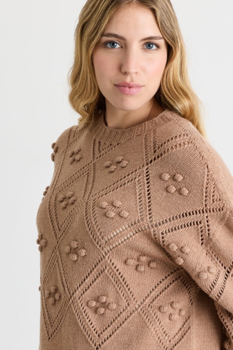 Maglia con punti a rilievo e punzonati