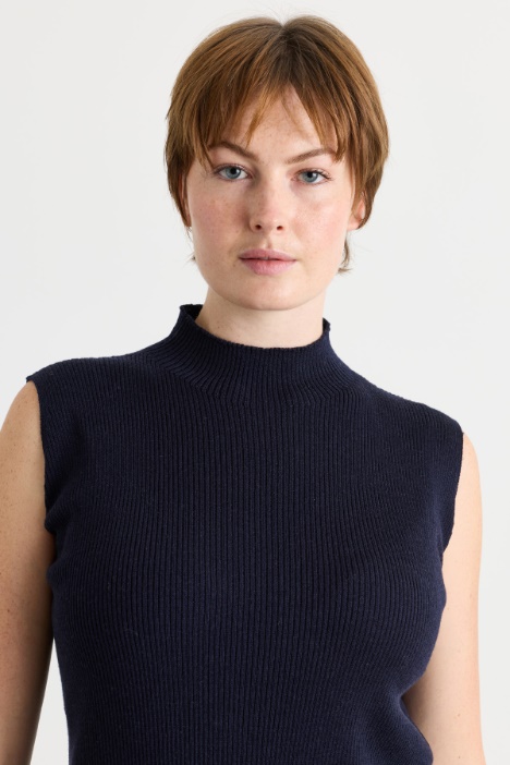 Maglia smanicata in pura lana a costine