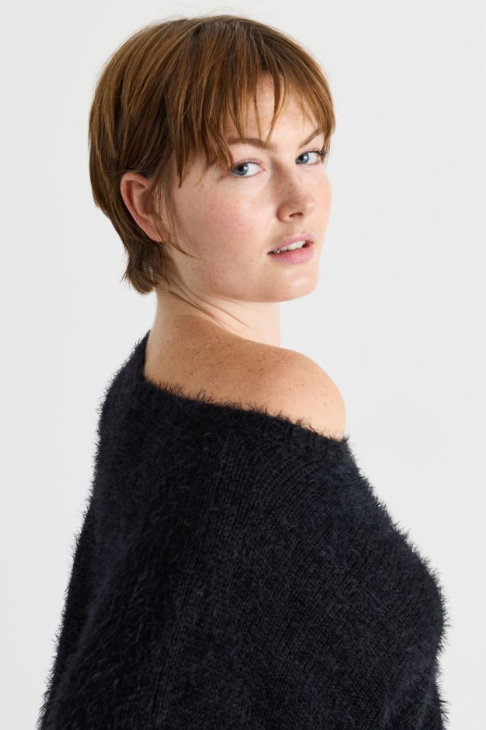 Furry cape jumper - BLACK - Intrend - 3