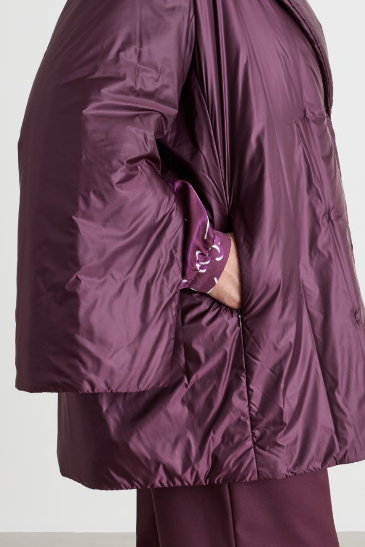 Imbottito in raso antigoccia con cintura - BORDEAUX - Intrend - 3