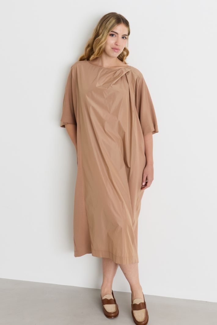 Vestido de silueta ovalada en punto y tafetán - CAMELLO - Intrend - 2
