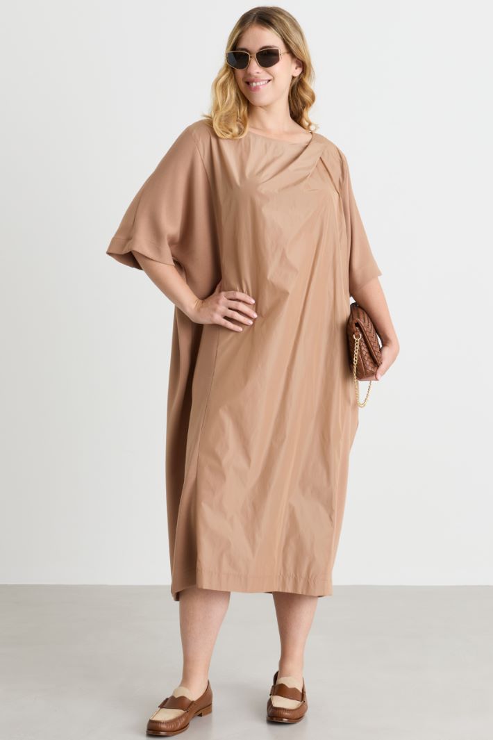Vestido de silueta ovalada en punto y tafetán - CAMELLO - Intrend