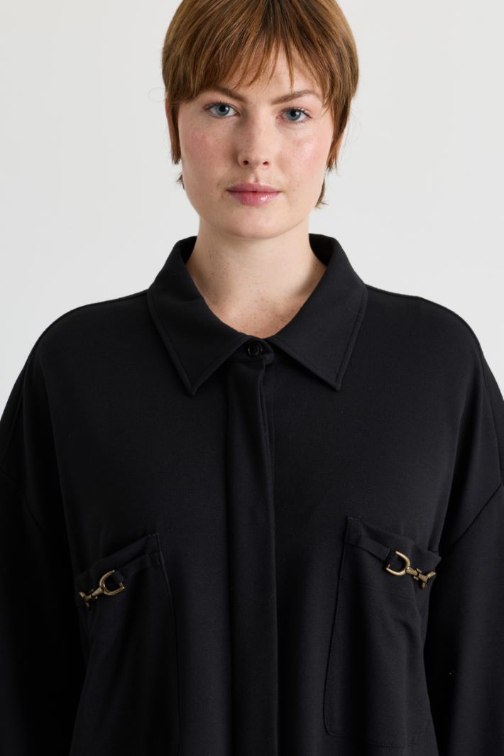 Hemdblusenkleid mit kleinen Einsätzen aus viskoelastischem Material - SCHWARZ - Intrend - 3