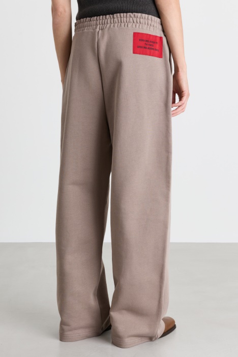 Pantalone modello jogging con tasche