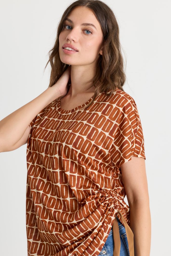 T-Shirt mit verstellbarer Drapierung - KAMEL - Intrend - 3