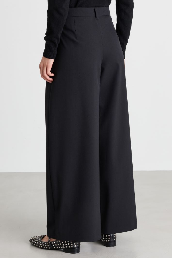 Weit geschnittene Hose aus Stretch-Wollgabardine - SCHWARZ - Intrend - 4
