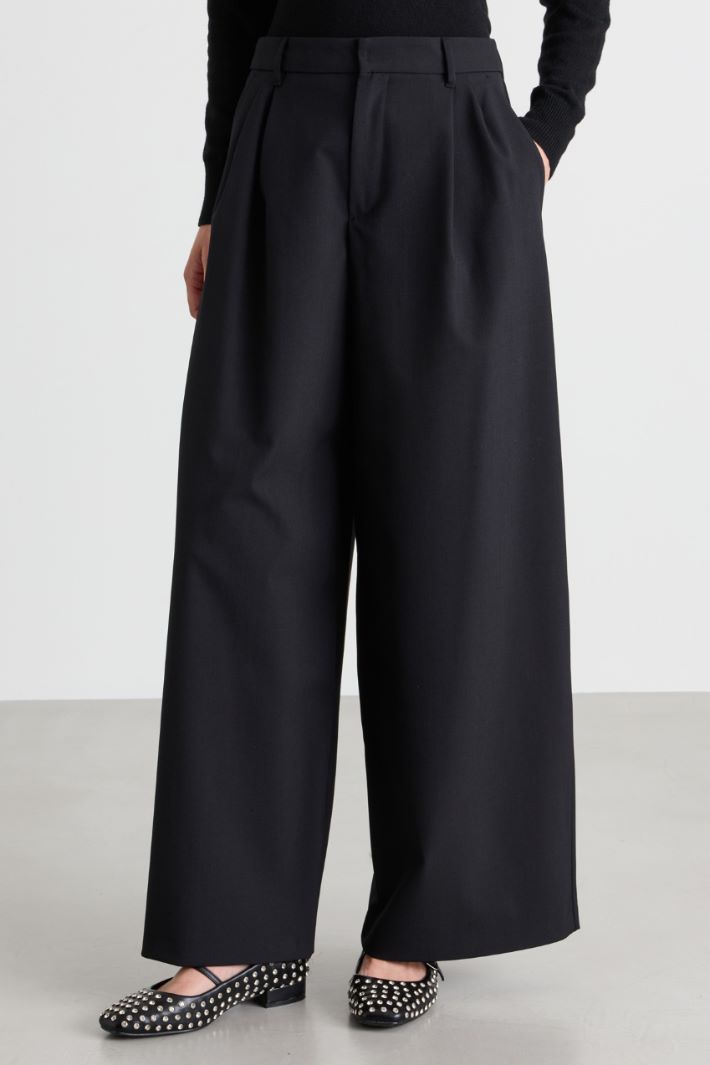 Weit geschnittene Hose aus Stretch-Wollgabardine - SCHWARZ - Intrend - 2