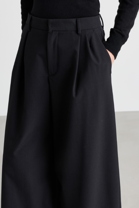 Pantalone ampio in gabardina di lana stretch