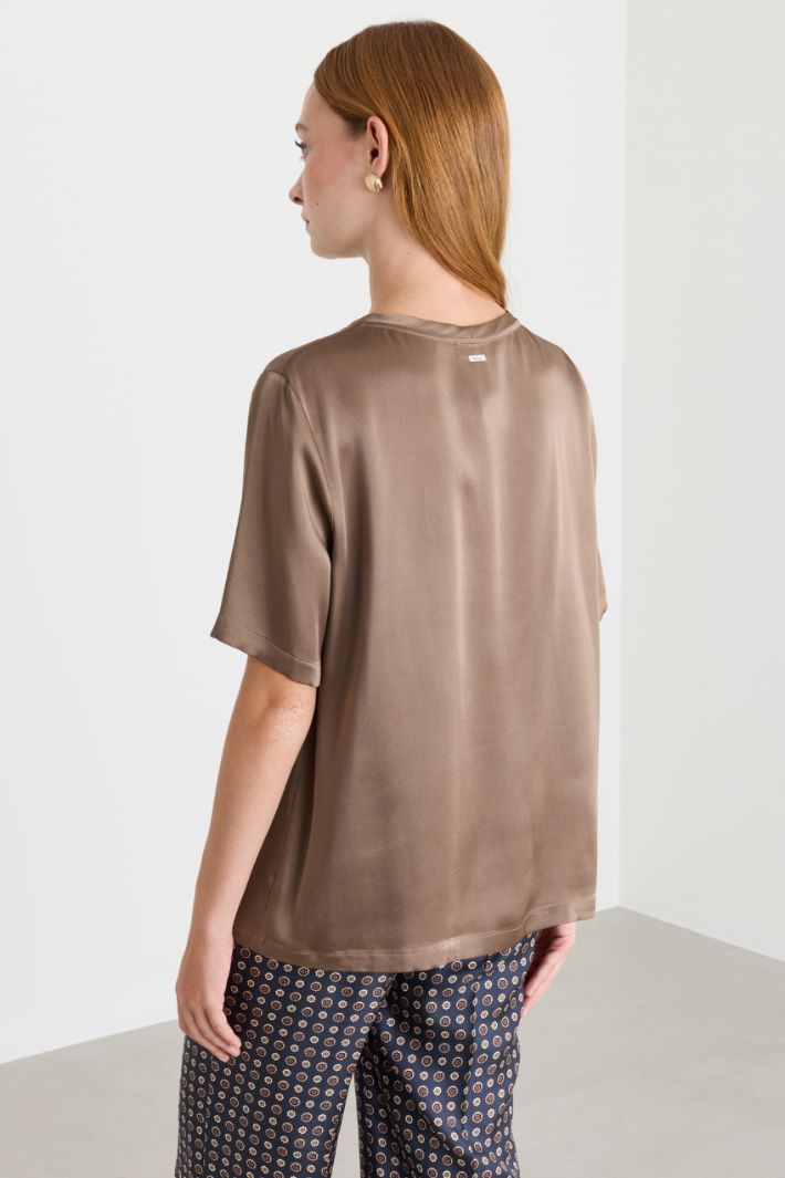 Top aus Viskose-Satin mit gerader Passform, Rundhalsausschnitt und kurzen Ärmeln. - BRAUN - Intrend - 4
