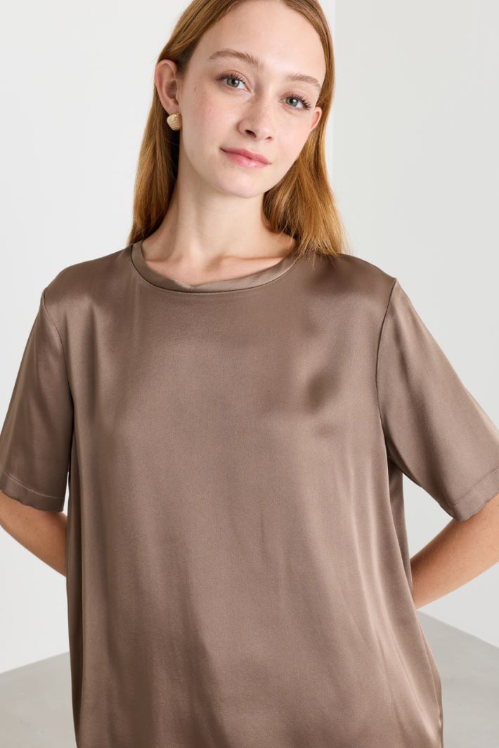 Top aus Viskose-Satin mit gerader Passform, Rundhalsausschnitt und kurzen Ärmeln. - BRAUN - Intrend - 3
