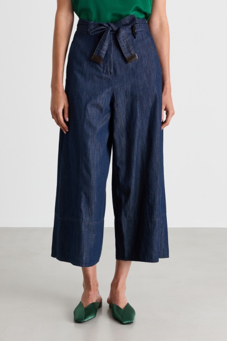 Jeans ampio cropped con applicazione gioiello