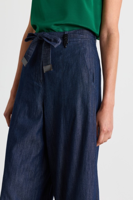 Jeans ampio cropped con applicazione gioiello
