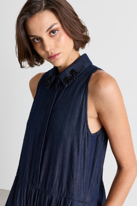 Abito smanicato in jeans con applicazioni gioiello