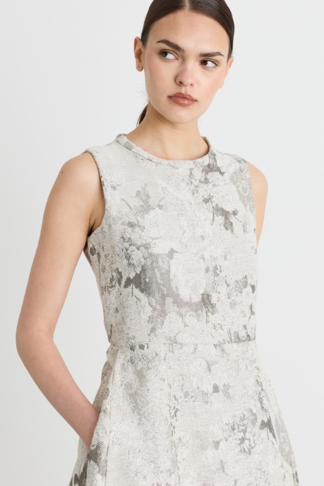 Abito smanicato in jacquard con cintura gioiello