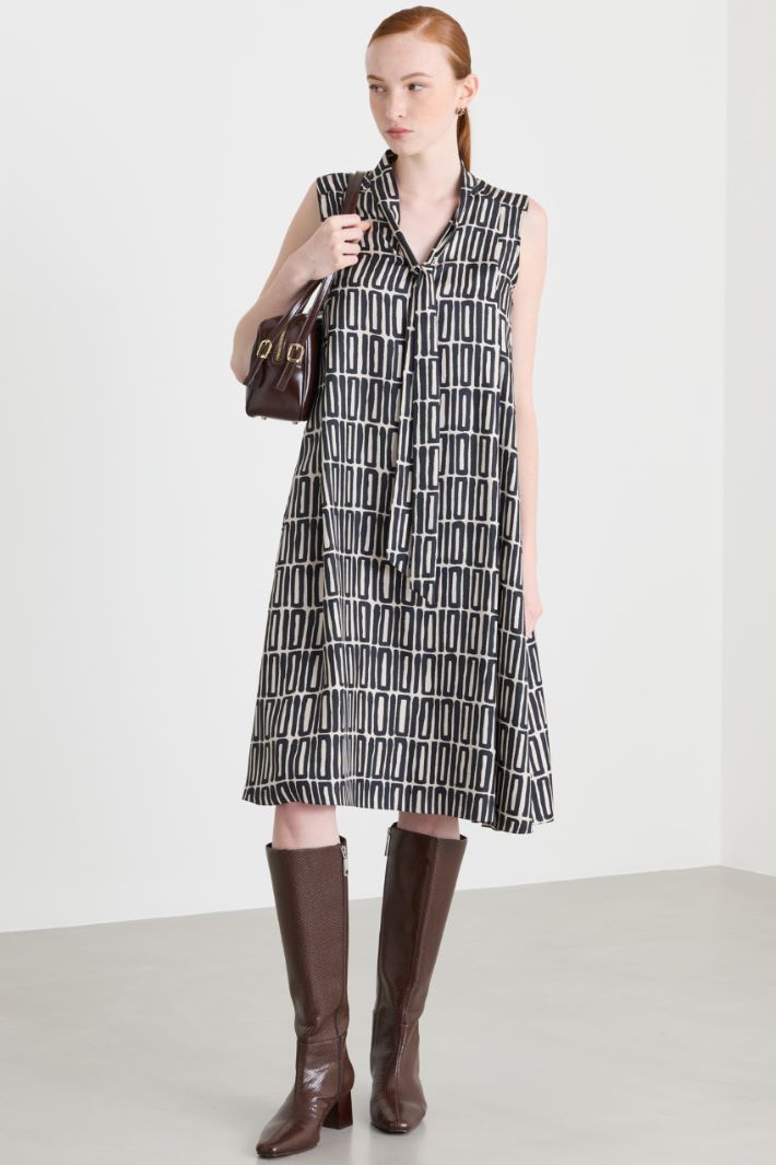 Printed dress with scarf collar - BLACK WHITE - Intrend