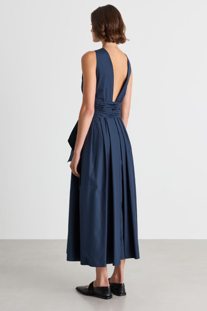 Sleeveless dress with a deep V-neck - BLUE - Intrend - 4