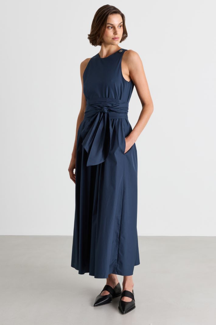 Sleeveless dress with a deep V-neck - BLUE - Intrend - 2