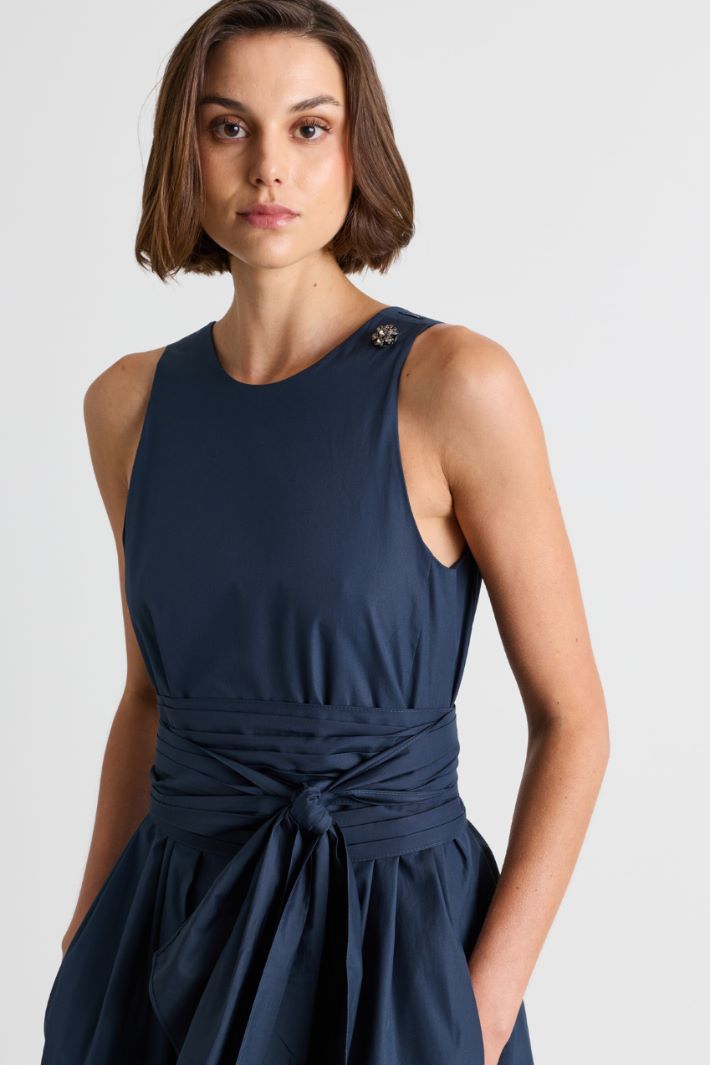 Sleeveless dress with a deep V-neck - BLUE - Intrend - 3