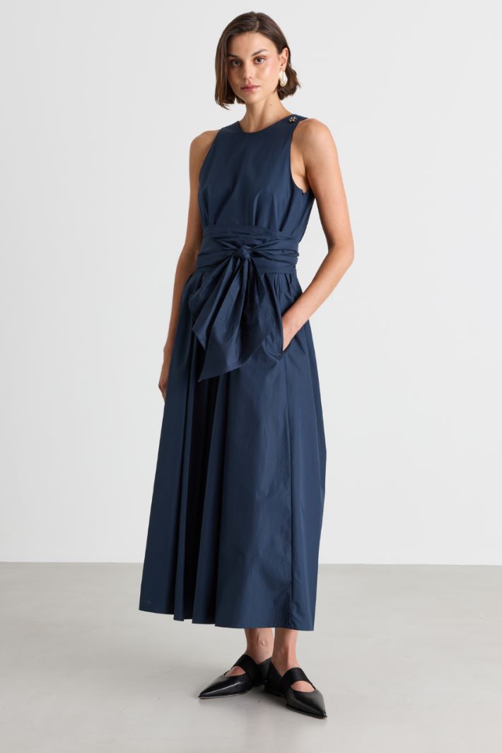 Sleeveless dress with a deep V-neck - BLUE - Intrend