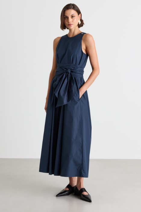 Sleeveless dress with a deep V-neck - Intrend
