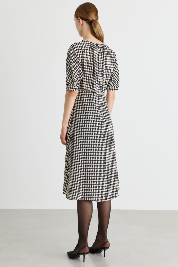 Printed crepe de chine dress - WHITE BLACK - Intrend - 4