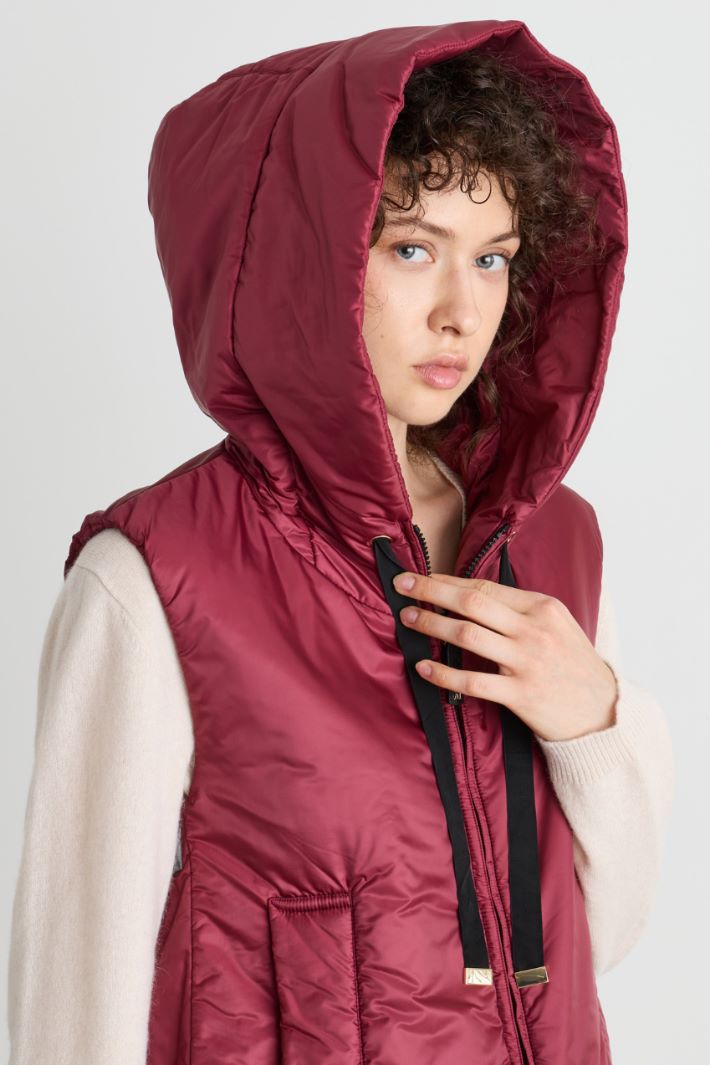 Gilet imbottito con cappuccio in tela antigoccia - BORDEAUX - Intrend - 3