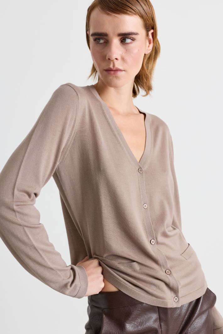 Cardigan mit V-Ausschnitt - KAMEL - Intrend - 3
