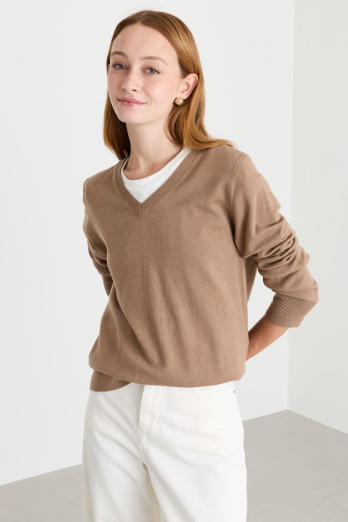 V-neck jumper - CAMEL - Intrend - 2