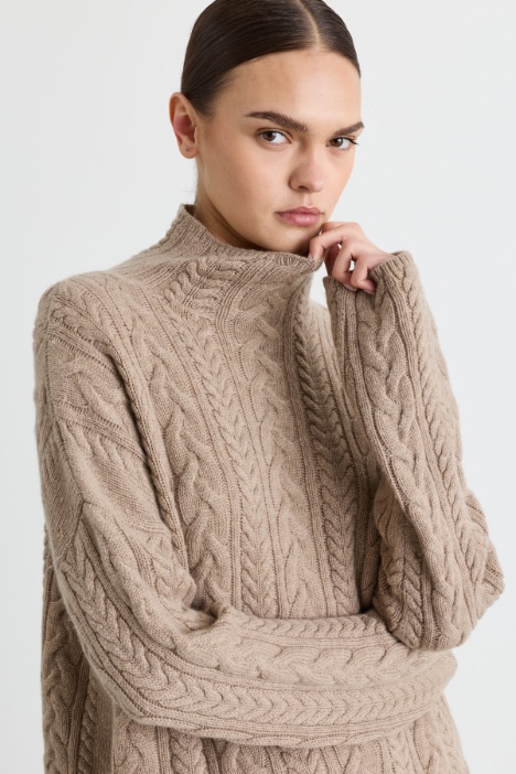 Maglia dolcevita in lana e cashmere a trecce