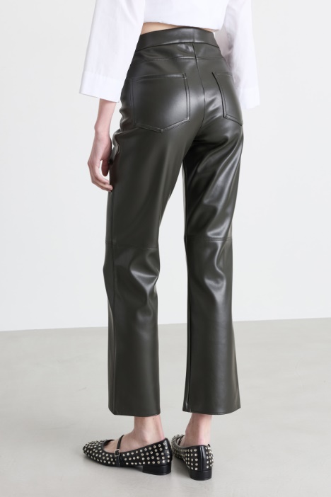 Pantalone cropped in tessuto spalmato