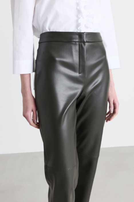 Pantalone cropped in tessuto spalmato